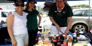 Die wenners van die Potjiekos kompetisie. Hulle het â€˜n springbokpotjie gemaak met gedroogde vrugte